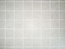 Eteisessä käytännöllinen laattalattia.