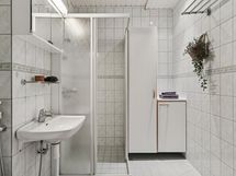 Suihkukaappi helpottaa pitämään kylpyhuoneen siistinä