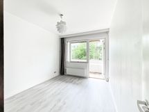 Ensimmäisen makuuhuoneen perältä kulku parvekkeelle.