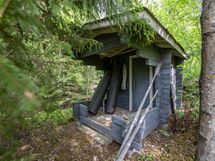 saunamökin takana oleva pieni vanha sauna, varastokäytössä