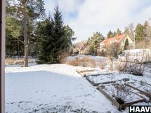 Näkymä takapihalle ja puistoon