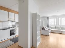 Valoisa avokeittiö ja olohuone muodostavat kodin sydämen.