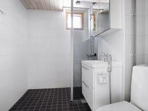 Uusittu ikkunallinen kylpyhuone