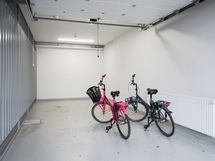 Tilava autotalli lattiakaivolla