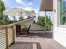 Taloa kiertää iso terassi