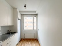 Keittiö on erittäin siisti ja vastikään maalattu. Tänne mahtuu pieni ruokapöytä.