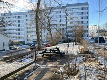 Pihalla istuskulepaikka.