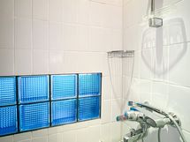 Suihku on hyvänkokoinen.