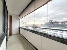 Lasitettu parveke on länteen. Lasituksessa on valmiina vekkikaihtimet.