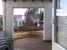 Alakerran pihaa ja terassi