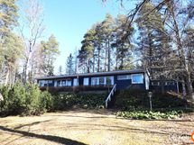 Julkisivu takaa