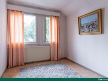 Yläkerran pienempi makuuhuone