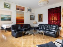 Olohuonetta ja näkymää yhteen makuuhuoneeseen