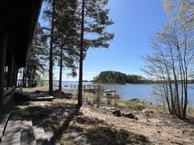 näkymä mökin portailta etelään laiturille
