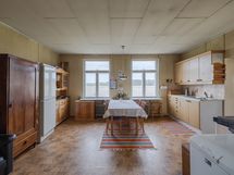 Från kalla kvisten kommer man in till stugan/ Kuistilta astutaan sisään tupaan