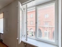 Isot ikkunat, joista tulee luonnon valoa,