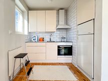 Avokeittiö sulautuu hienosti olohuoneen yhteyteen.