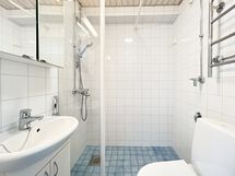 Kylpyhuone on uusittu putkiremontin yhteydessä, ja siellä on paikka pesukoneelle.