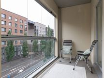 Kadun puoleinen lasitettu parveke