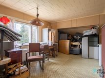 Yläkerran huone keittiönurkkauksella