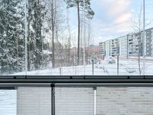 Parvekkeella on kätevät vekkikaihtimet ja siellä voi nauttia aamukahvia seuraten ohi kulkevia junia.