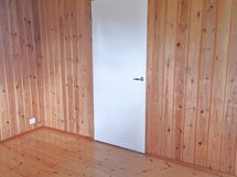Takkahuoneesta käynti varastohuoneeseen