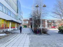 Kivenlahden palvelut (mm. Alepa ja K-Market) n. 800 metrin päässä.