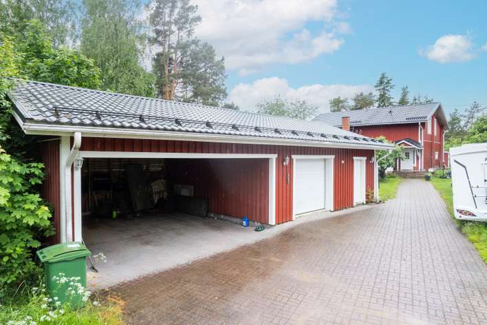 Omakotitalo, Alakerta: 4mh, oh, k, toimistoh./ kph/s, wc, khh. Yläkerta: 4mh, aula, suihkuhuone, wc, parveke., 269/277 m², Mattby - Näkymä 4