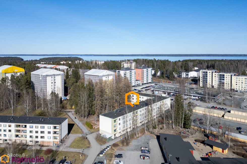 Ilmakuva rakennuksesta. Kuvan yläosassa siintää Näsijärvi 