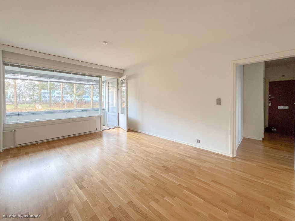 Hissitalon toisen kerroksen tasolla oleva läpitalon siistikuntoinen kaksio. Peruskorjattu yhtiö.
