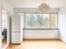 Siistikuntoinen, valoisa koti rauhallisessa taloyhtiössä, päättyvän tien varressa.