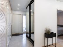 Eteisessä on liukuovikaapisto