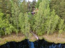 Oma laituri Näkkälammen rannalla.