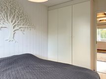 Myös toisessa makuuhuoneessa on kaapistot