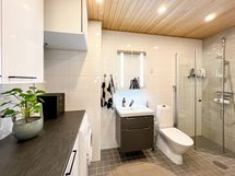 Kylpyhuone on hyvin suunniteltu. Pesutorni mahtuu.