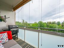 Hyvänkokoinen lasitettu parveke