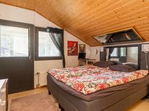 Yläkerran makuuhuone 2