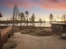 Näkymä päärakennuksen sivuterassilta rantaan