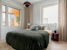 Valokuva ensimmäisen kerroksen vastaavasta kodista, jossa sama pohjaratkaisu.