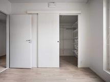 Valokuva  asunnosta C 51 - makuuhuone 2, jonka yhteydessä on myös vaatehuone.