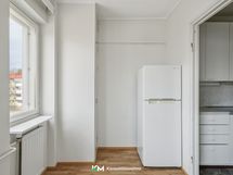 Jenkkikaappi on sijoitettu keittokomeron ulkopuolelle.