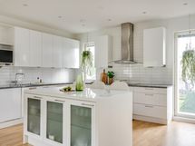 Keittiössä suuri saareke