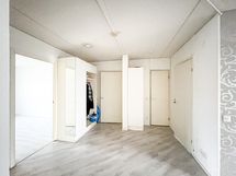 Eteisessä on kaappi ulkovaatteille.