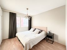 Makuuhuone on idän suuntaisella ikkunalla.