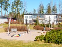 Taloyhtiön pihalla viihtyvät niin lapset kuin aikuisetkin.
