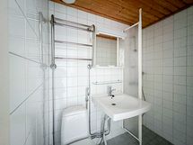 Kylpyhuoneessa on pesukoneliitäntä.