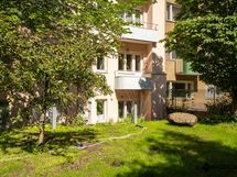 Makuuhuoneista on näkymät sisäpihalle.