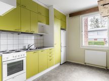 Keittiö on tyylikkäästi remontoitu rakennusvuoden ajanhengen mukaisesti.