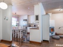 Keittiö ja olohuone jakautuu seinällä