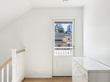 Yläkerran aulasta käynti parvekkeelle